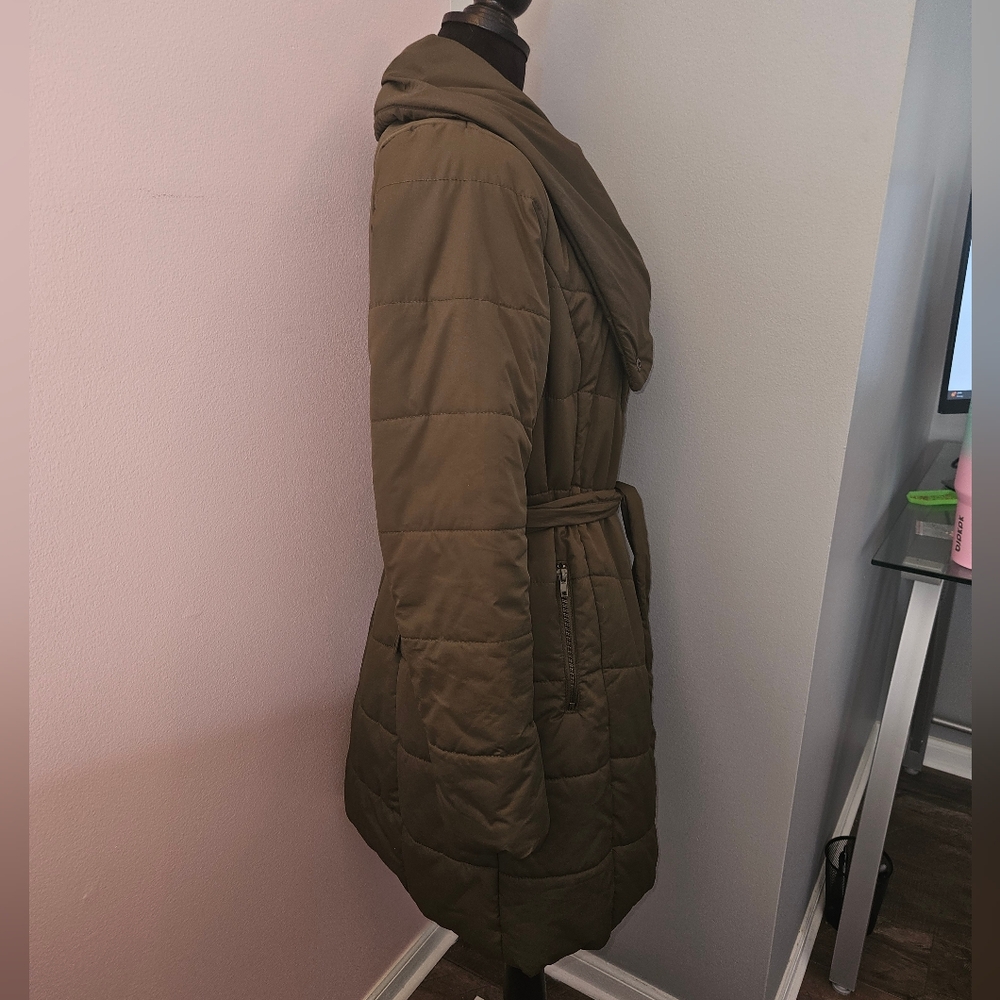 Versatile Army Green Belted Puffer Coat - Size Large - Picture 4 of 9